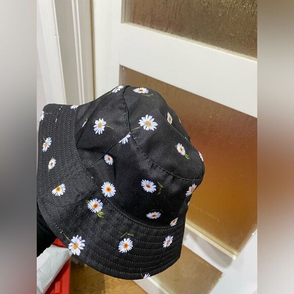 NWT Alice + Olivia Daisy Reversible Bucket Hat - Picture 3 of 3